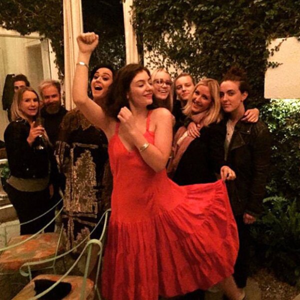 Las amigas de Taylor aparecen muy sonrientes al lado de Katy Perry