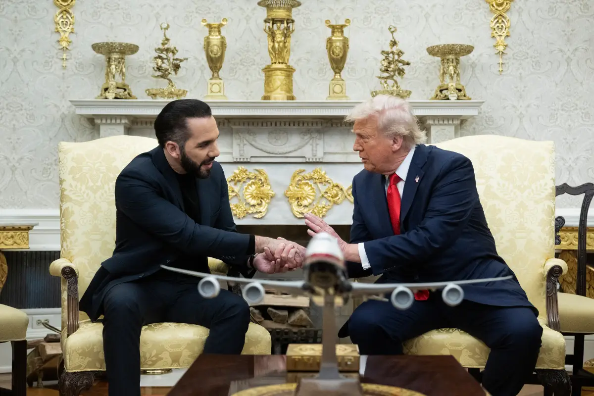 El presidente estadounidense, Donald Trump, estrecha la mano del presidente de El Salvador, Nayib Bukele, durante una reunión en el Despacho Oval de la Casa Blanca en Washington, DC, 14 de abril de 2025