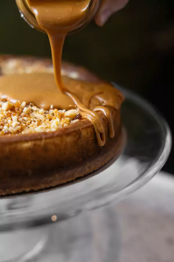 Cheesecake vasco de matcha con macadamia y salted caramel