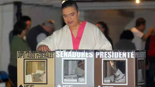 La candidata de la coalición Compromiso por México, acudió a votar la casilla básica 3467, ubicada en la calle Diego Rivera, de la colonia San Ángel Inn, en el sur de la Ciudad de México y dijo que vigilará las urnas.