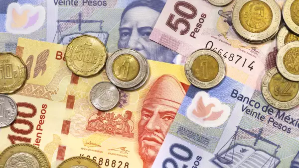 El peso pierde terreno frente al dólar y termina en 17.55