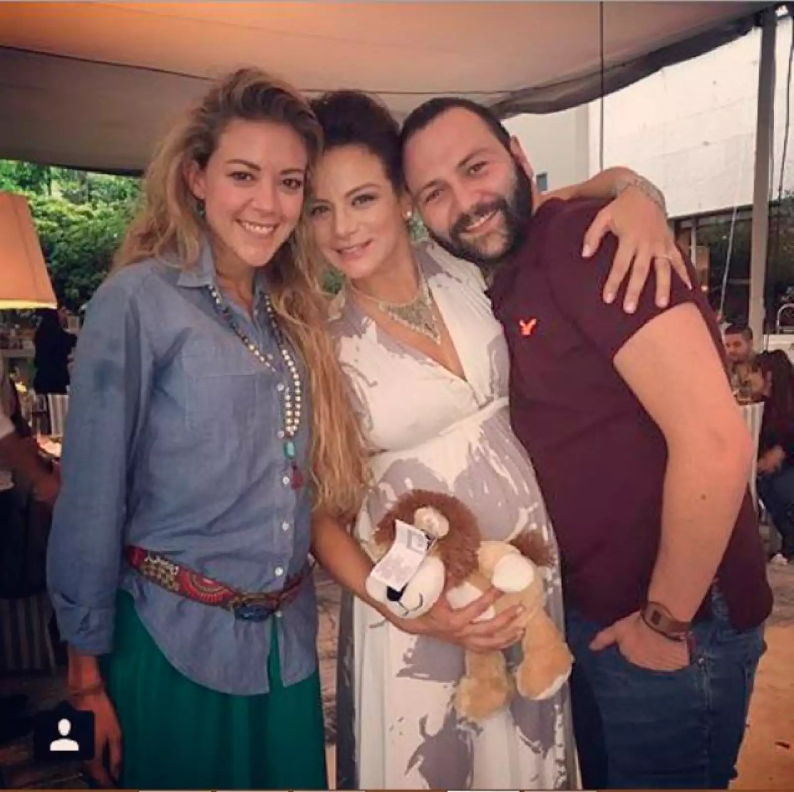 La actriz junto a sus amistades.