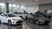 Un concesionario en el que se observan distintos modelos de vehículos de la marca Toyota.
