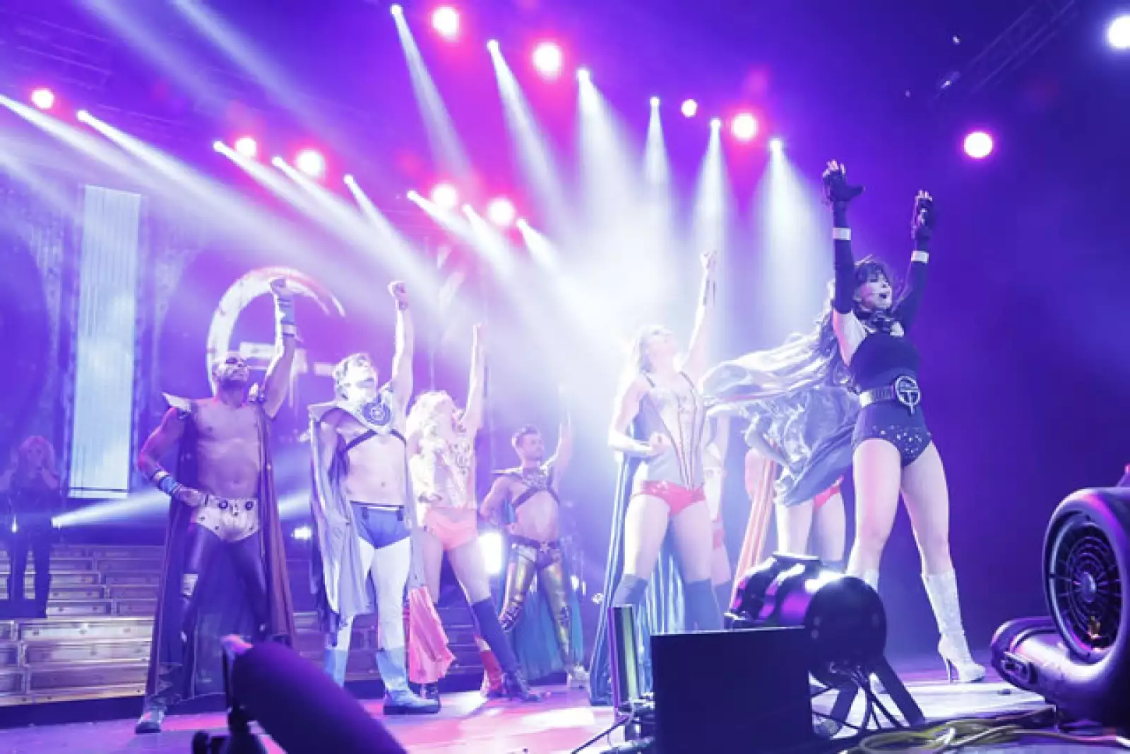 Toda una superheroína, así lució la Trevi en su concierto.