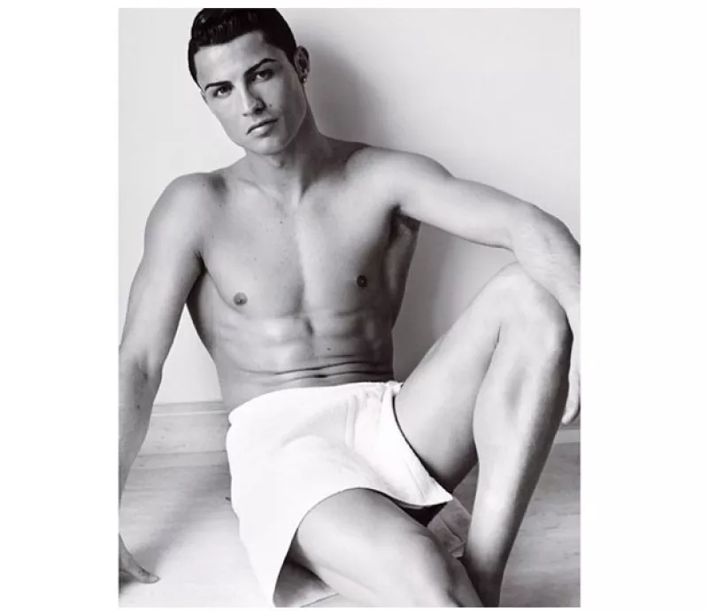 La actriz se unió a la campaña "Towel Series", donde posó de una manera muy sensual para el fotógrafo peruano.