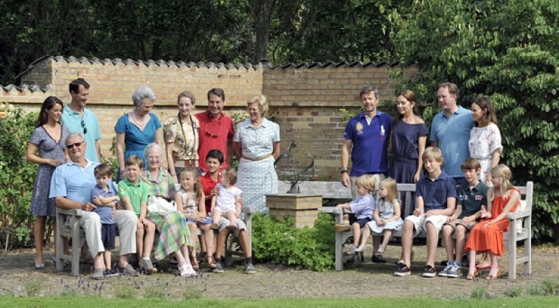 Toda la familia real danesa en una sesión de fotos.