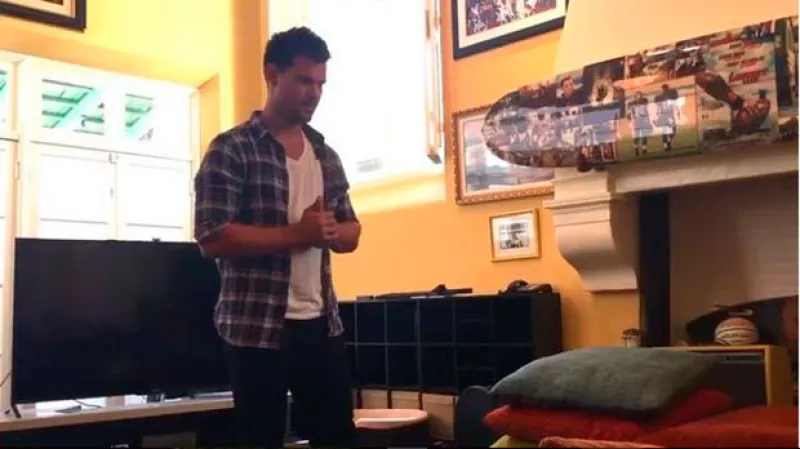 El actor hizo su primer post junto a Adam Sandler y David Spade, ¿le resultará divertido a su ex novia?