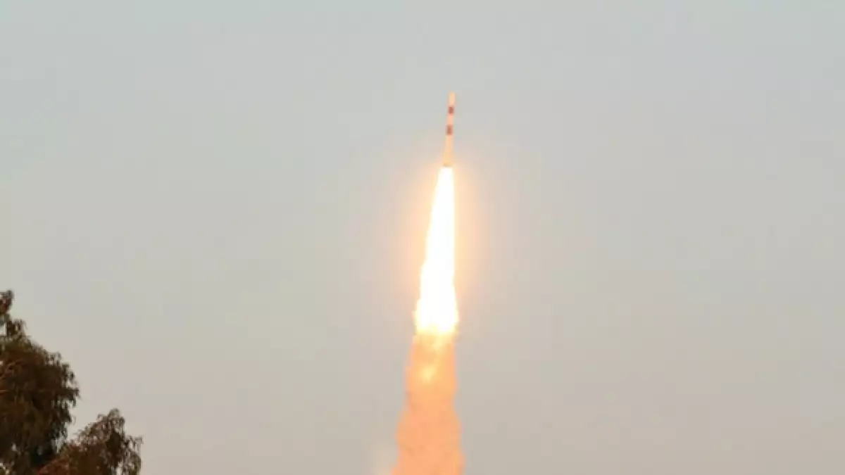 India pone en orbita siete satelites