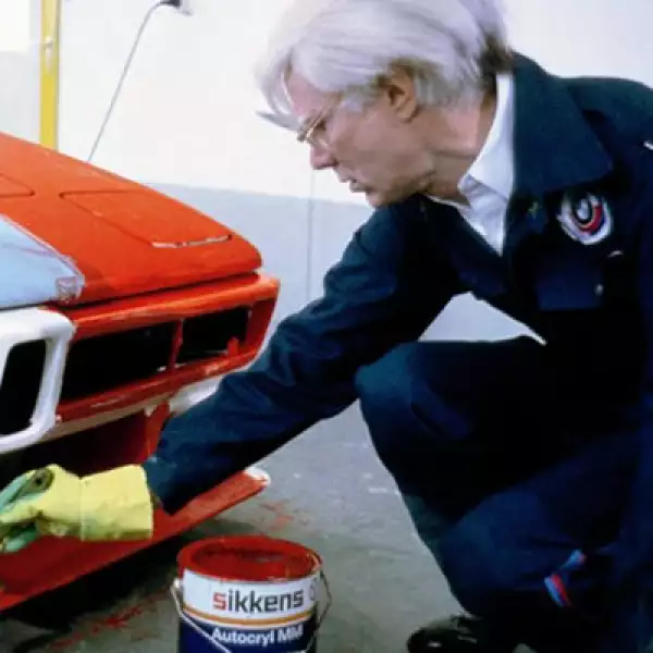 Este movimiento convocó a los artistas más destacados de la época, incluyendo a Frank Stella y su CLS de 1976, el BMW 320 de Roy Linchtenstein que en 1977 reflejó el paisaje en movimiento del circuito, o Andy Warhol con un ejemplar de los pocos M1 en 1979