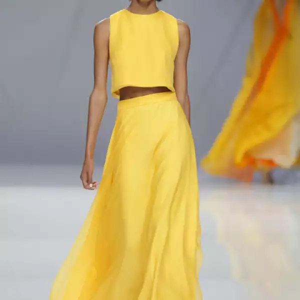 Mientras que los looks son sencillos, no pierde la vista de los detalles. La parte de la espalda de este lleva botones con incrustaciones.