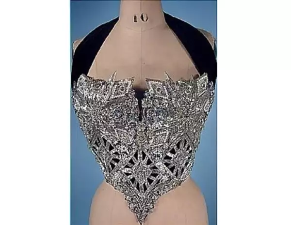 Este bustier fue uno de los objetos subastados el día de ayer en California.