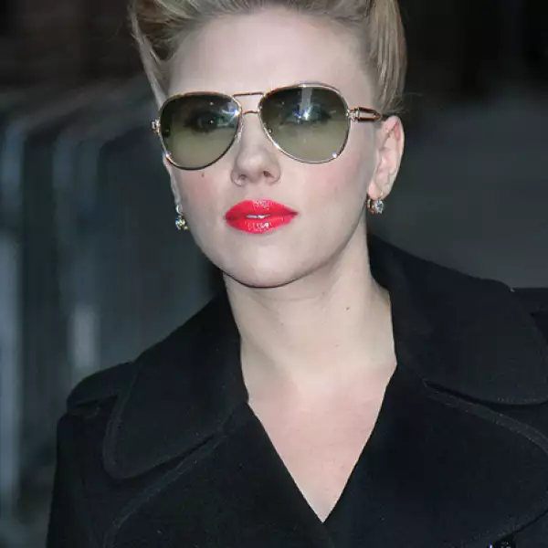 Scarlett Johansson es una gran seguidora del estilo retro por lo que en una constante apuesta por los peinados con tupé.