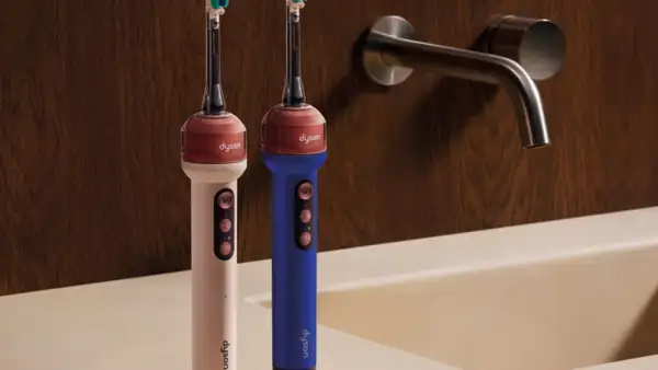 En la foto aparecen dos cepillos dentales Dyson Camerajet sobre la barra de un lavabo.
