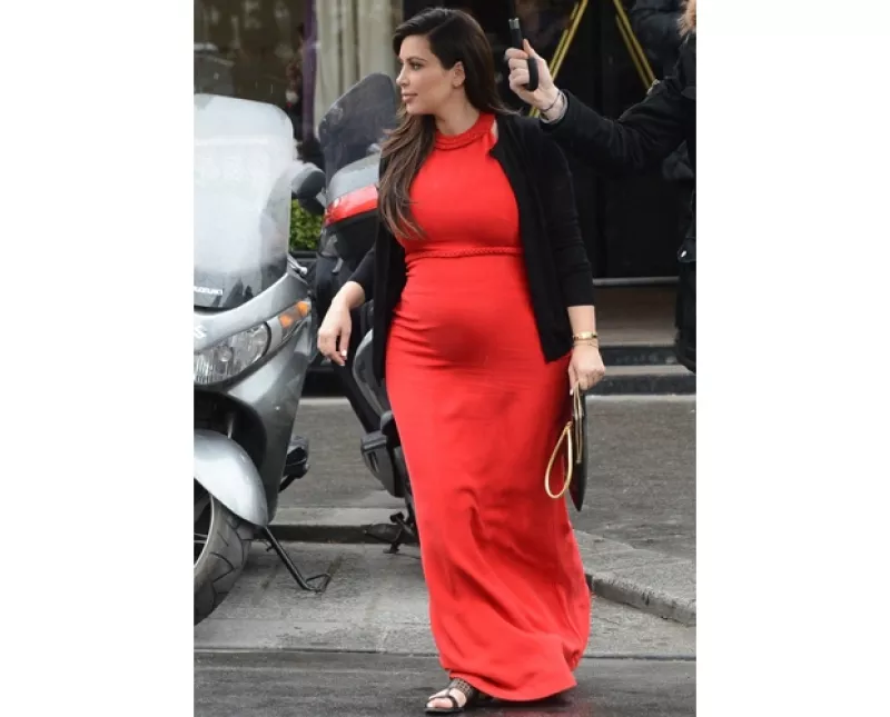Vanidad por delante, la hermana mediana de las Kardashian ha probado los tratamientos más extraños y los outfits más caros para lucir siempre impecable.