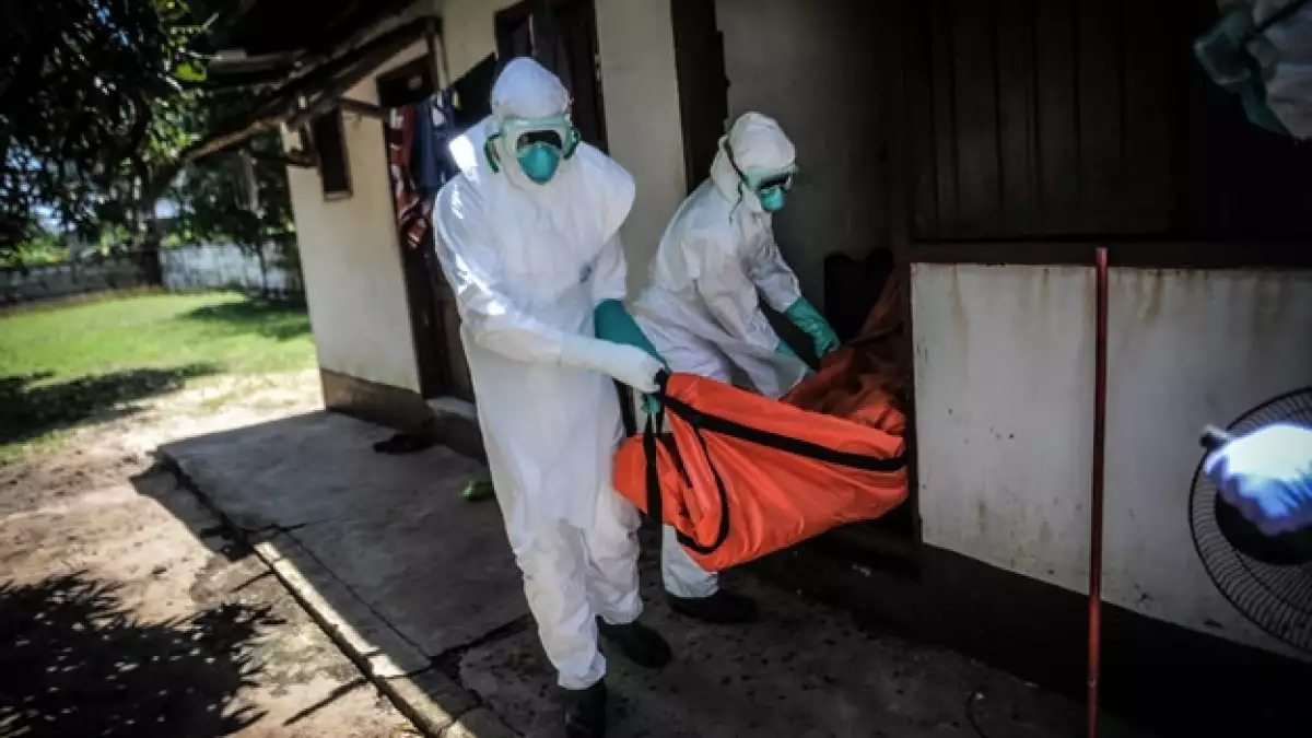Personal de salud traslada el cadáver de una persona que murió a consecuencia del ébola en Liberia