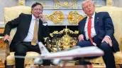 Fotografía difundida por la oficina de prensa de la Presidencia de Colombia que muestra al presidente colombiano Gustavo Petro (izq.) y su homólogo, el presidente estadounidense Donald Trump, reunidos en la Casa Blanca en Washington el 3 de febrero de 2026. 