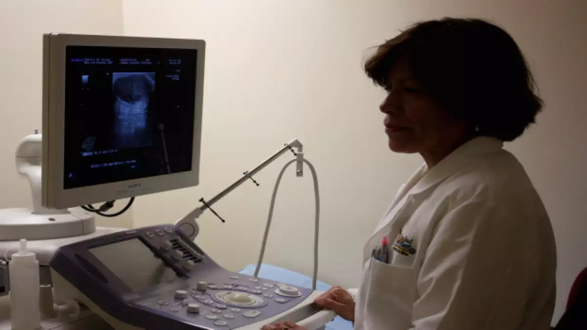 Una doctora revisa un diagnóstico de cáncer de mama.