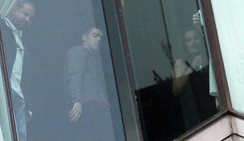 Lo prometido es deuda, por ello el cantante salió desde la ventana a saludar a sus fans.