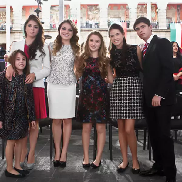 Con sus hermanos en Palacio Nacional.