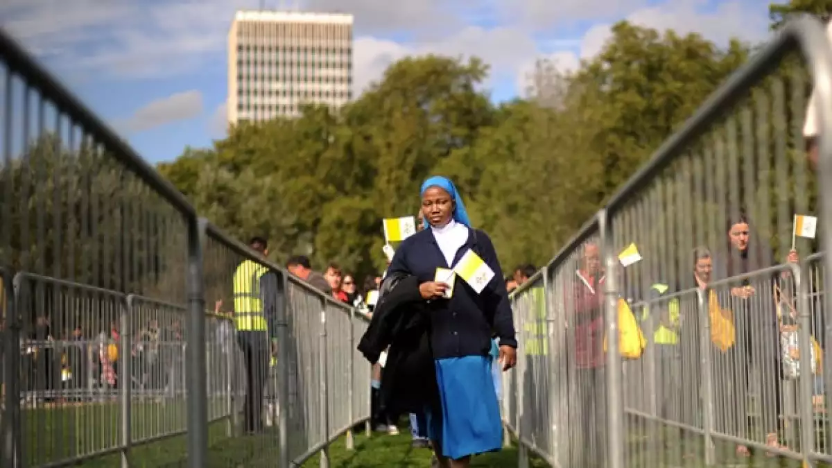 Una monja camina por las calles de Londres