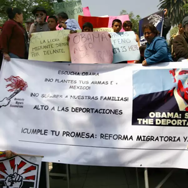 A las afueras de la Embajada estadounidense se registraron protestas en contra del mandatario. Exigen que cumpla su palabra sobre la reforma migratoria.