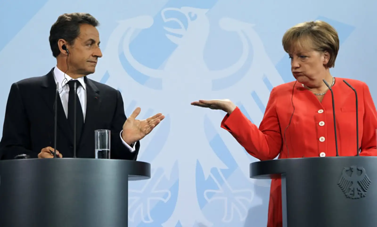Angela Merkel, canciller alemana, y Nicolas Sarkozy, presidente de Francia, durante una de sus discusiones sobre el futuro económico de sus países y la zona del euro.