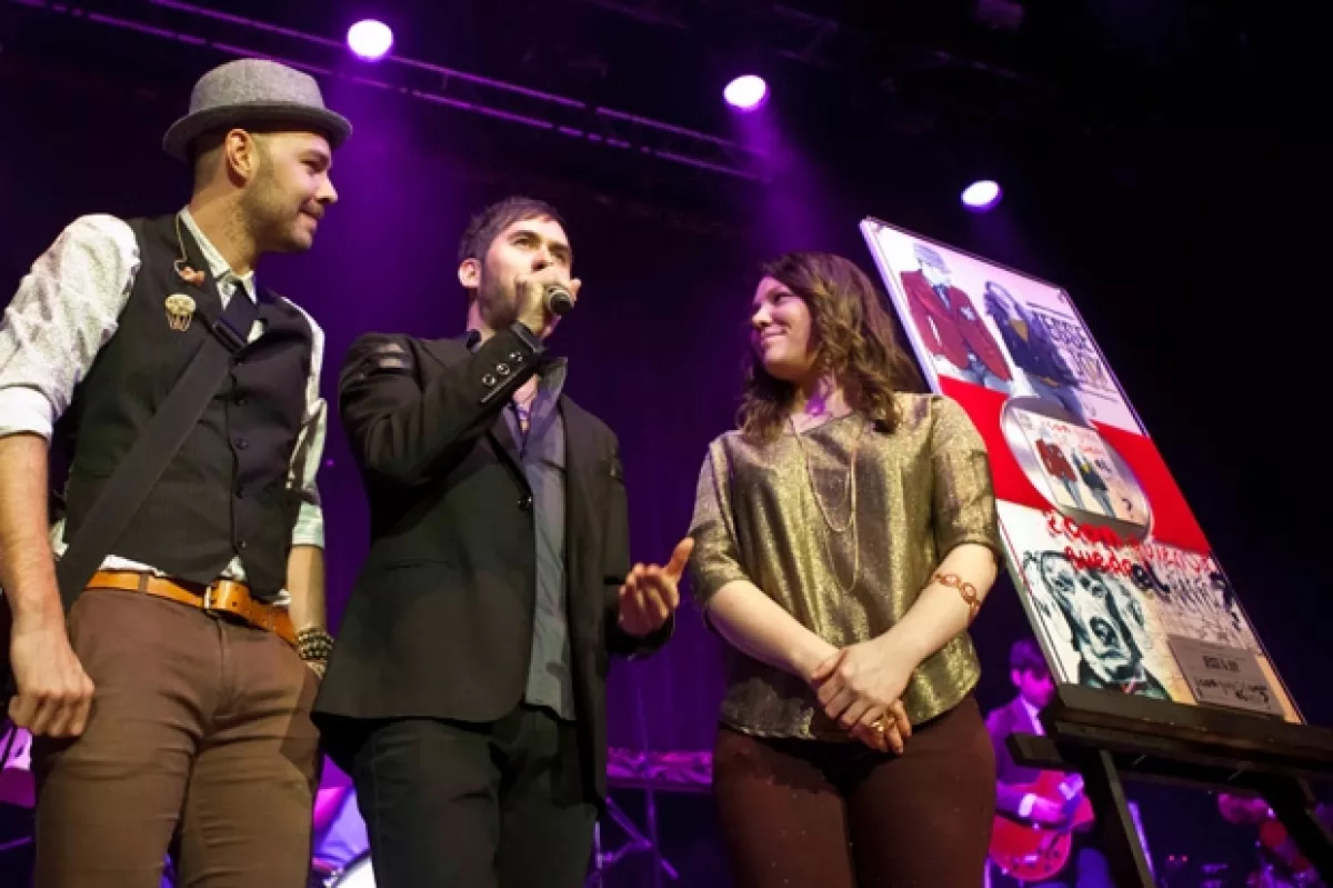 El dúo de hermanos recibieron durante su concierto en el Plaza Condesa, Disco de Platino por las altas ventas de su nuevo disco.