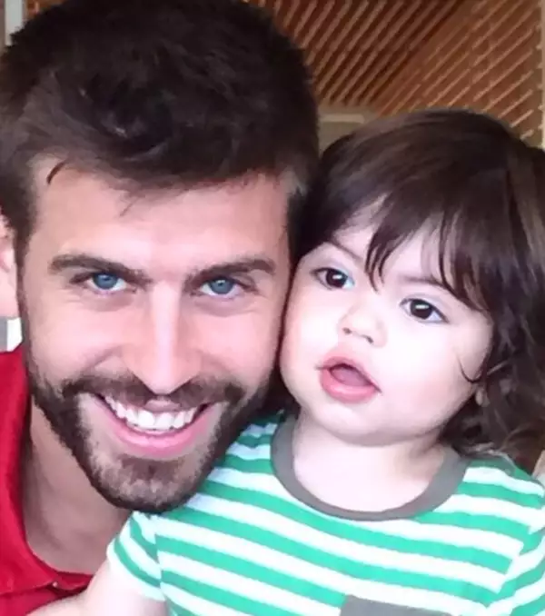 Gerard Piqué pasó el día del padre en concentración mundialista, por lo que Shakira no olvidó dejarle esta linda foto.