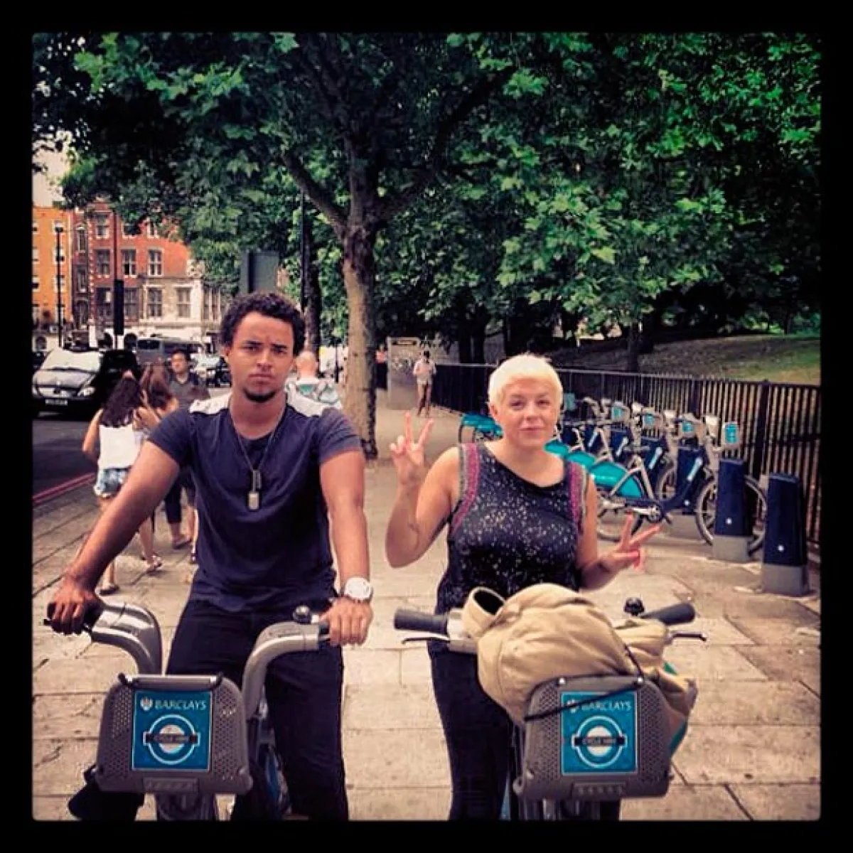 Connor visita constantemente a Isabella en Londres.
