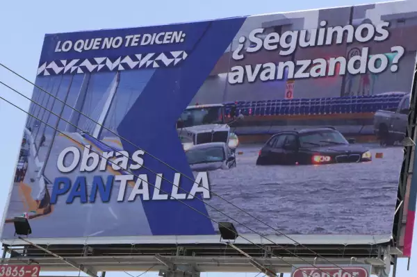 Los espectaculares acusan de "obras pantalla" a los puentes construidos en la administración de Rafael Moreno Valle. 