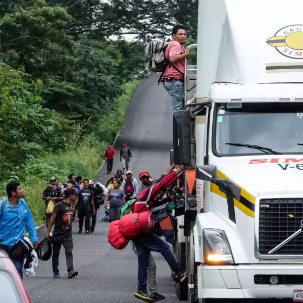 Migrantes tomaron un aventón en un trailer de la carretera Transístmica-Sayula de Aleman-Matías Romero Avendaño hacia Piedra Blanca, Oaxaca.