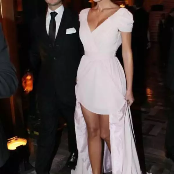 Juan Fernández y Vanessa Huppenkothen. La conductora usó el mismo vestido de la marca Eva Brazzi con el que Miranda Kerr cerró el desfile del Fashion Fest. Vane complementó su look con joyería de la firma H. Stern.