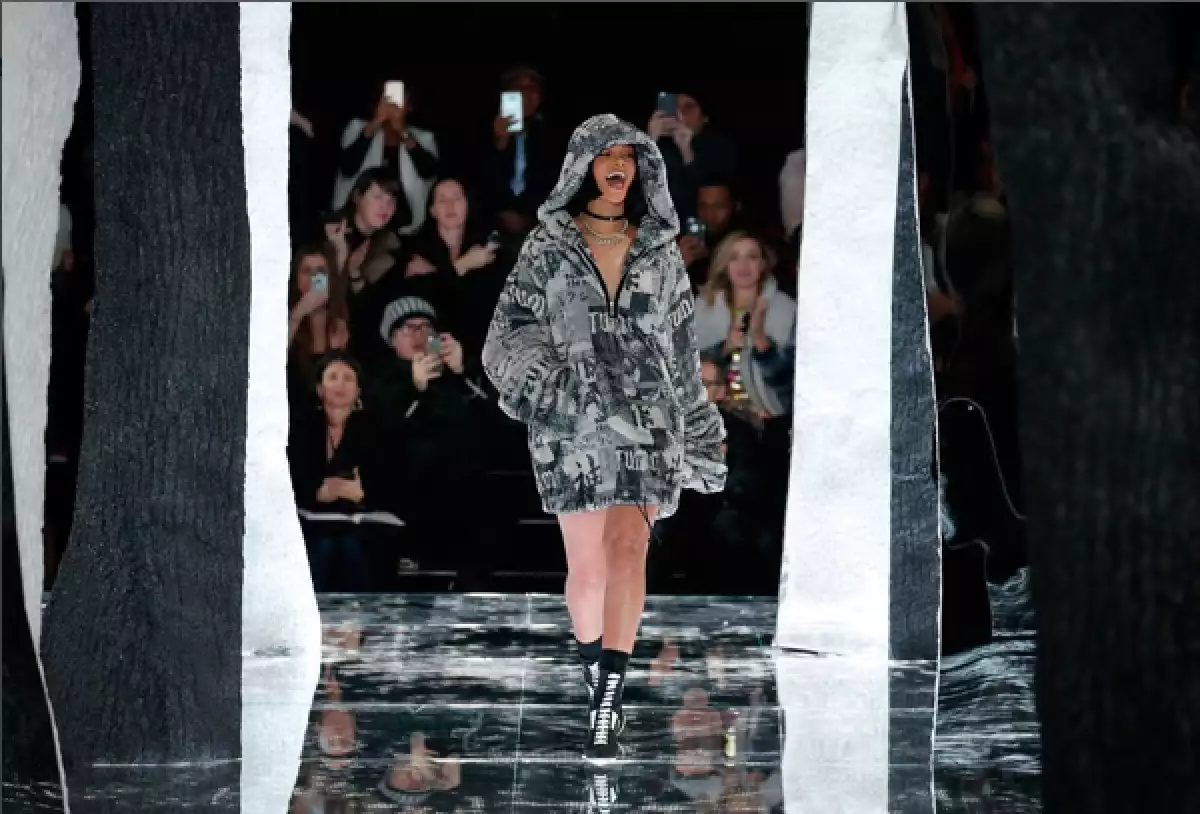 La presentación de la cantante sorprendió, pues llevó a las hermanas Gigi y Bella Hadid, además de mostrar que su mamá es la más cool.