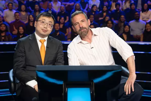 Jamie Ding y Ben Affleck en el programa 'Who Wants to Be a Billionaire'