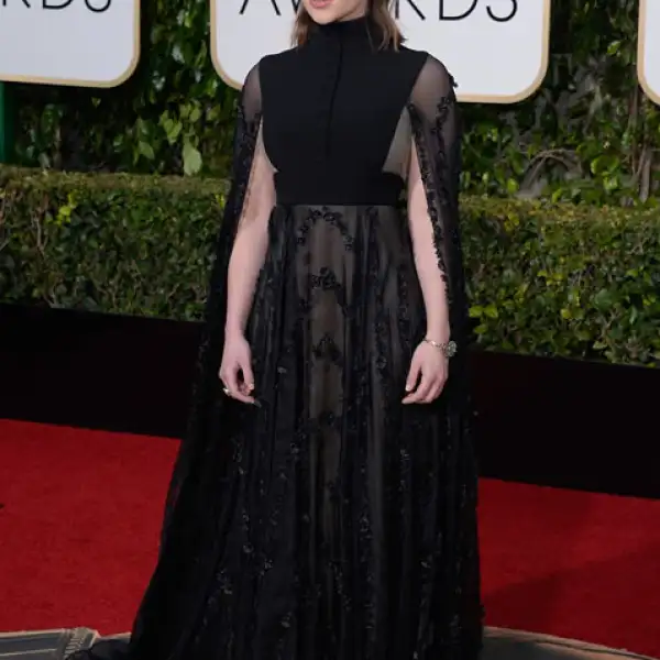 Emilia Clarke en Valentino.