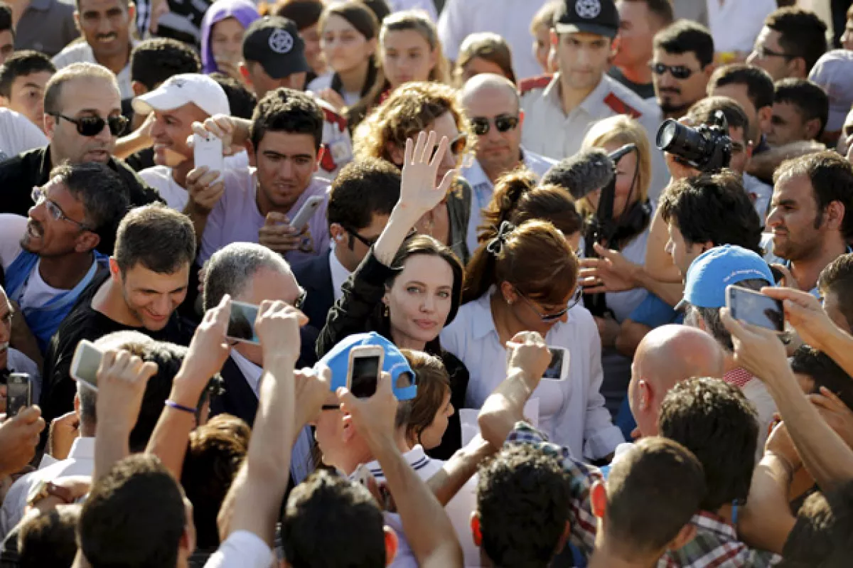A su llegada al campo de refugiados, la multitud se agolpaba para verla de cerca y tomarse una foto.
