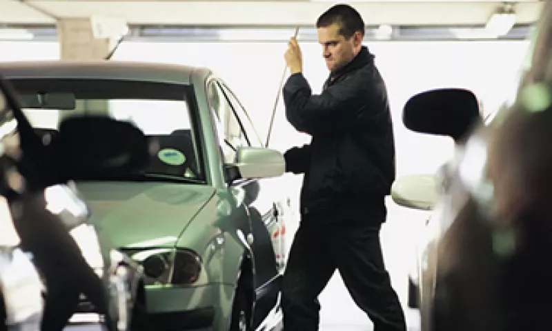 Cambiar tu ruta hacia el trabajo o a tu hogar, puede reducir el riesgo de que te roben el carro: expertos. (Foto: Getty Images)