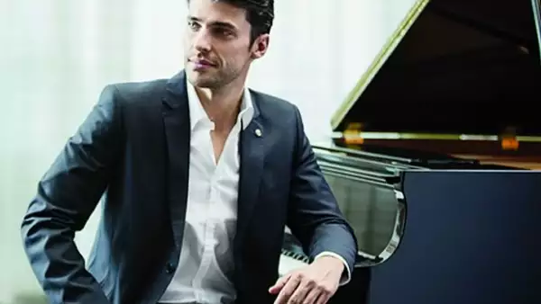Debutó en el Carnegie Hall, es maestro en el Conservatorio de Lausanne, Suiza, y su carrera va en ascenso. Pero lo realmente importante para él es cambiarle la vida a los niños a través de la música.