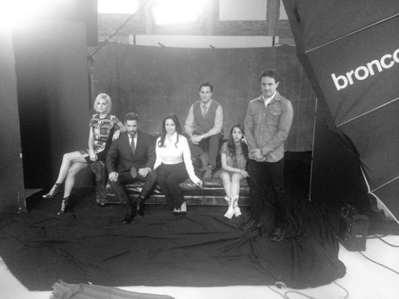 La familia presidencial y el director de la película en una foto grupal promocional.