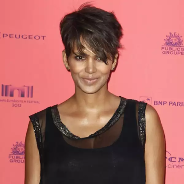 Halle Bery es una de las ex modelos que también ha llevado su carrera actoral a otro nivel, pues desde 1989 con su primer papel en el filme Living Dolls, se ha visto imparable y ha sido incluso ganadora del Oscar por la cinta Monsters Ball.