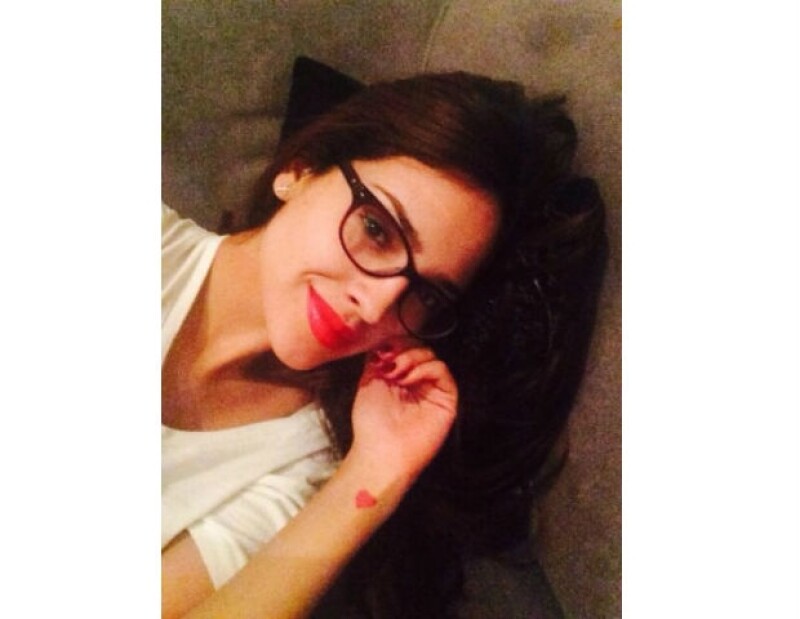 Eiza lleva un coqueto corazón rojo en su mano.