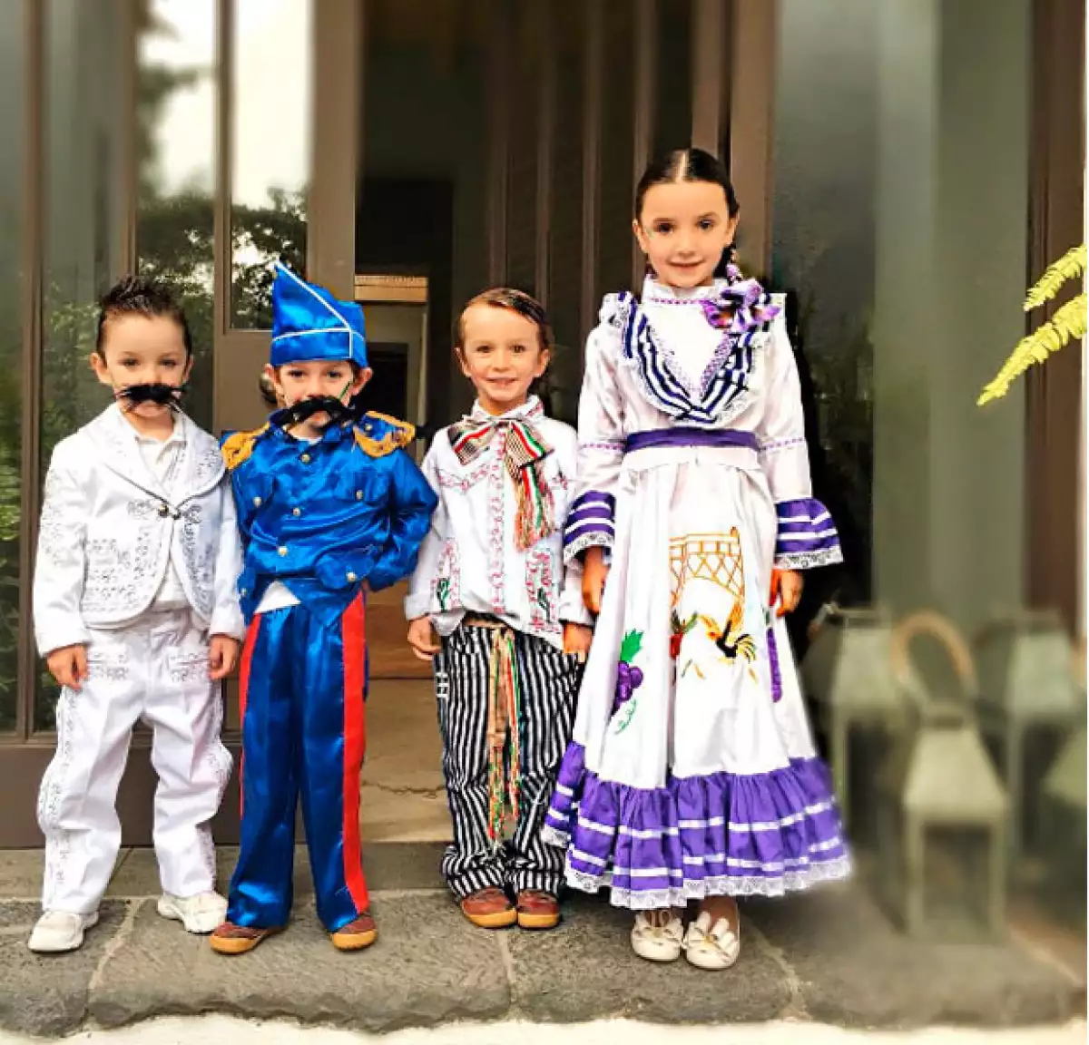 La conductora compartió un video y foto de sus pequeños disfrazados con trajes alusivos a la fecha.