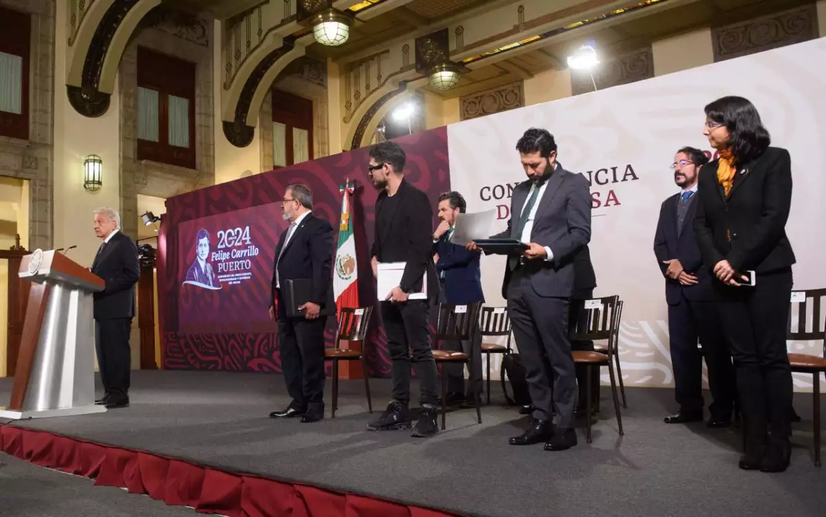 amlo-firma-convenio.jpeg