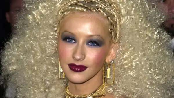 Christina Aguilera- Siempre ha sido excéntrica y original pero nunca decepcionó tanto como cuando decidió enchinarse el pelo de esta manera.