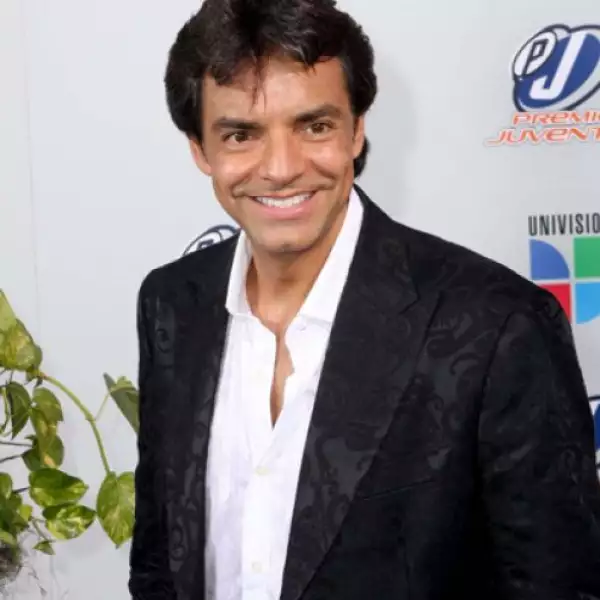 Eugenio Derbez dejó en casa la corbata, pero le dio el toque más formal con un saco. Eso sí, la sonrisa no faltó.