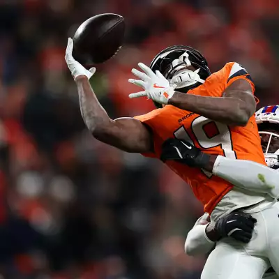 Foto de Marvin Mims Jr atrapando un balón en un partido de la NFL de los Broncos vs los Bills