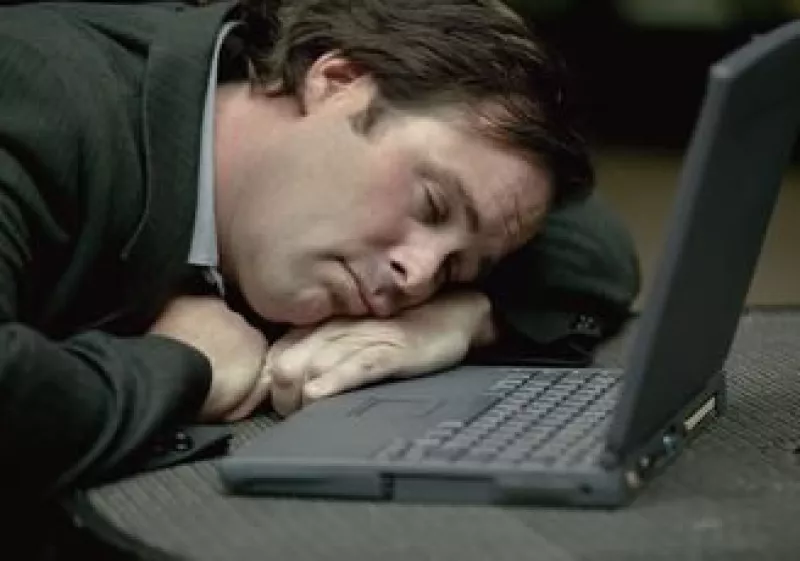 El déficit de sueño afecta negativamente la productividad laboral y está asociado con enfermedades. (Foto: Jupiter)