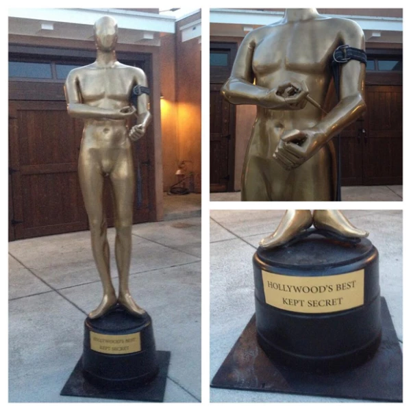 En 2014 el artista plástico abandonó de igual forma esta estatuilla cerca del teatro.
