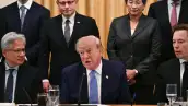 El presidente de Estados Unidos, Donald Trump, sentado junto al director ejecutivo de Nvidia, Jensen Huang (izquierda), y al director ejecutivo de SpaceX, Elon Musk (derecha), habla durante una reunión con ejecutivos del sector tecnológico sobre inteligencia artificial en el Salón Este de la Casa Blanca, en Washington D. C., el 29 de septiembre de 2026.