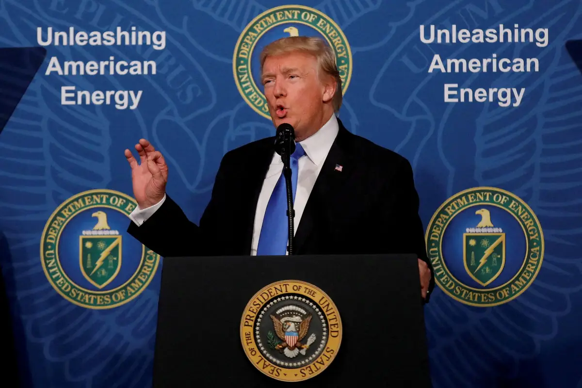 El presidente de los Estados Unidos, Donald Trump, hace comentarios durante un evento "Unleashing American Energy" en el Departamento de Energía en Washington, EE. UU., 29 de junio de 2017. (Imagen del artículo 'Las diferencias del segundo gabinete de Trump respecto al de su primer mandato')
